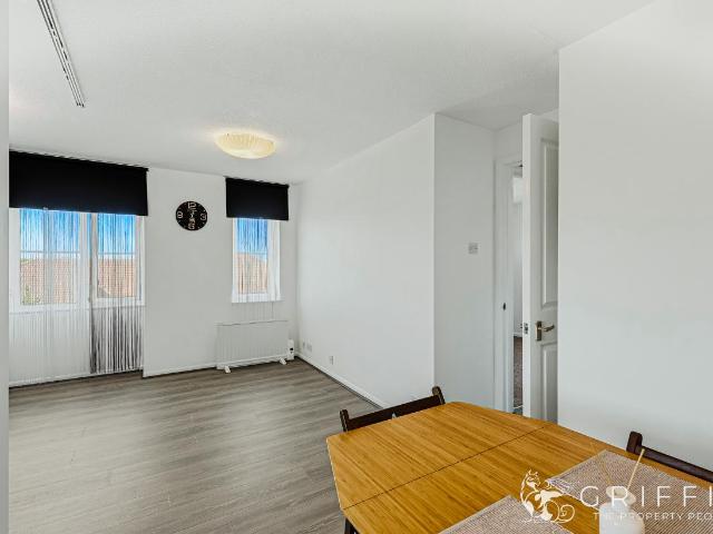 Flat for sale in Badgers Dene, Grays