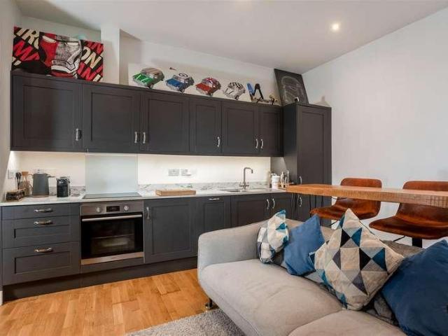 Flat for sale in Emscote, Green Close