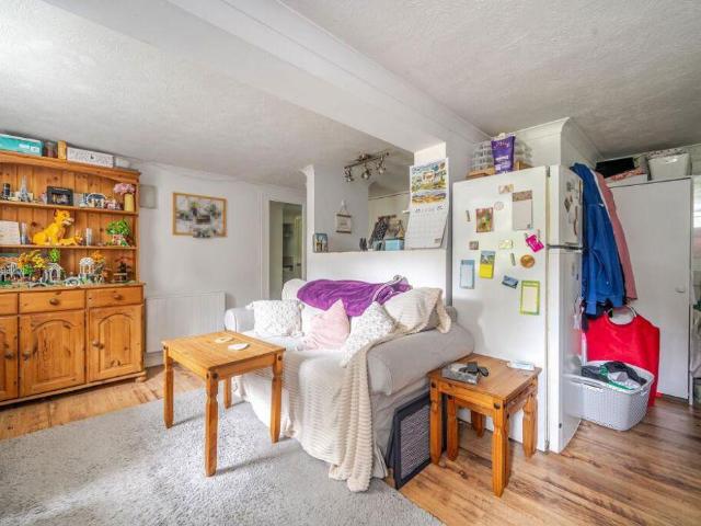 Flat for sale in Fole, Surrey