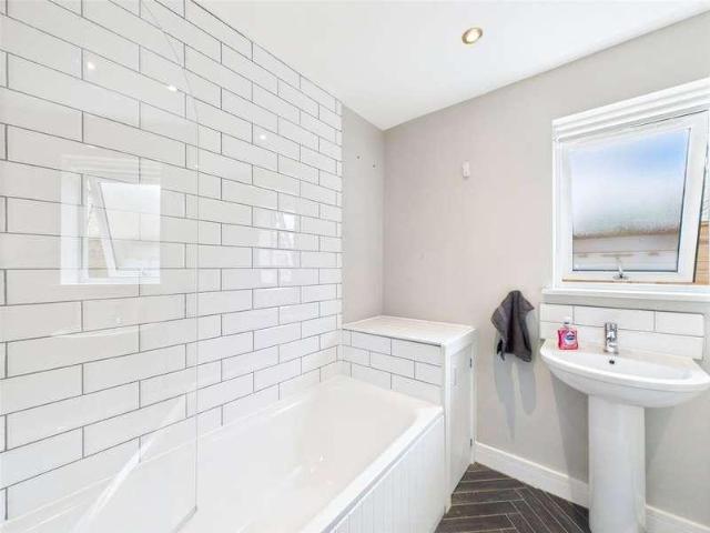 Flat for sale in Shipton-under-Wychwood, West Oxfordshire