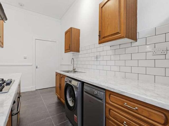 Flat for sale in Broomhill, Scotland