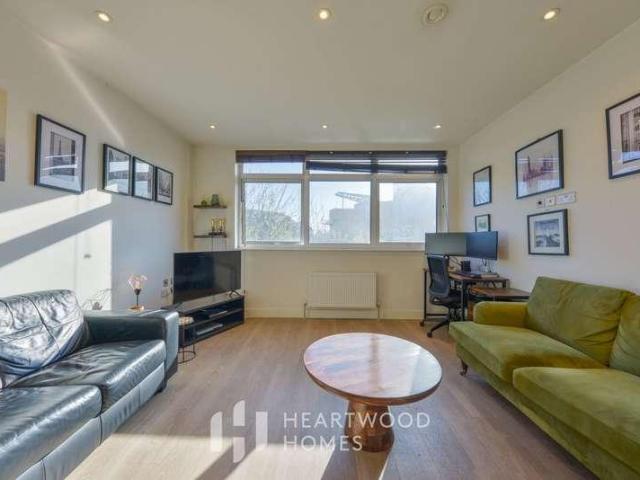 Flat for sale in St Albans, Five Acres