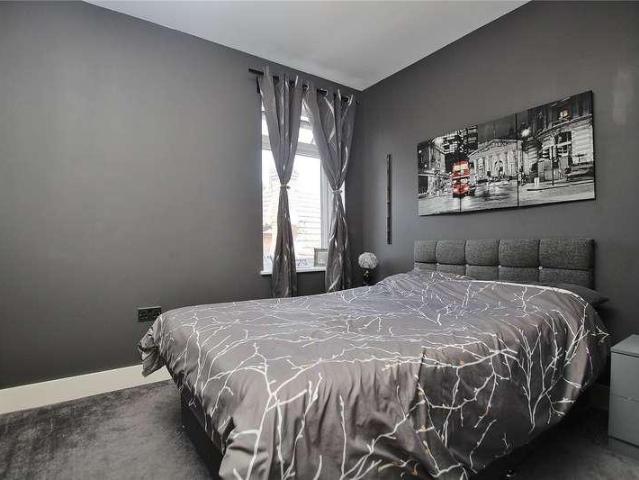 Flat for sale in Woking, Surrey