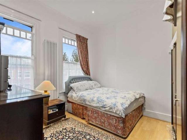 Flat for sale in Cricklewood, Greater London