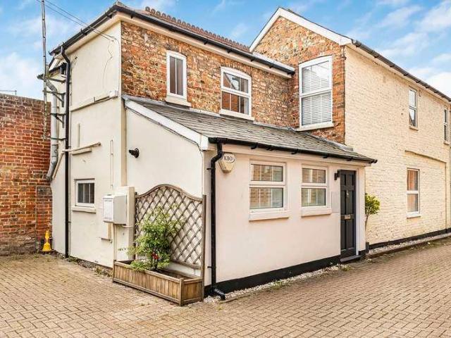 Flat for sale in Fole, Surrey