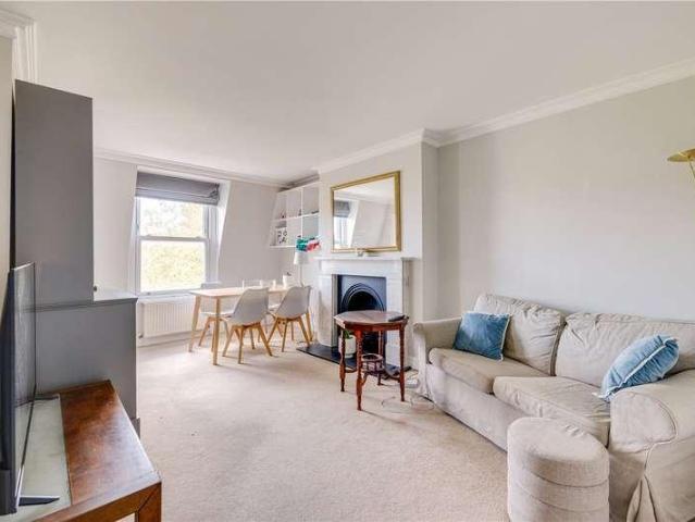 Flat for sale in Fulham, Greater London