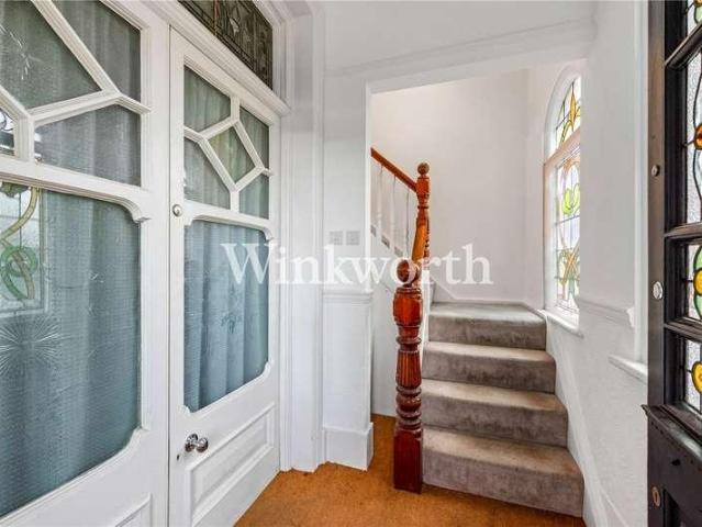 Flat for sale in Southgate, Greater London
