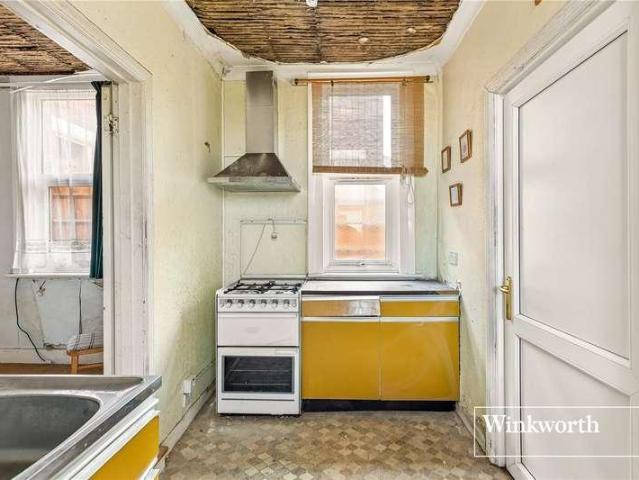 Flat for sale in West Finchley, Greater London