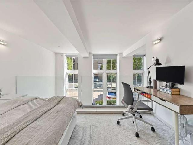 Flat for sale in Highbury, Greater London