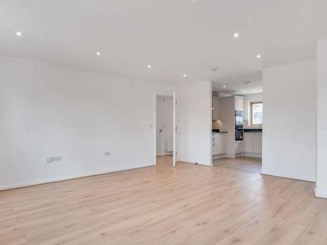 Flat for sale in Plaistow, Greater London