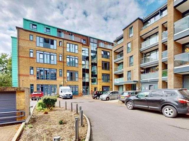 Flat for sale in Uxbridge, Cowley