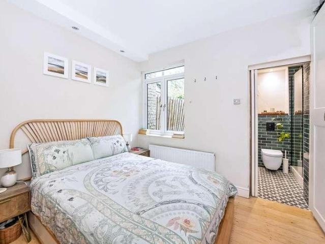 Flat for sale in London Borough of Southwark, Greater London