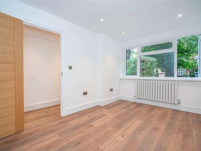 Flat for sale in Shepherd's Hill, Greater London