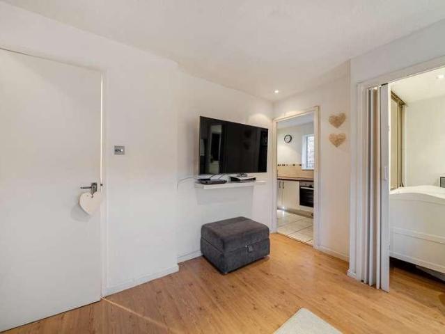 Flat for sale in Hackbridge, Greater London