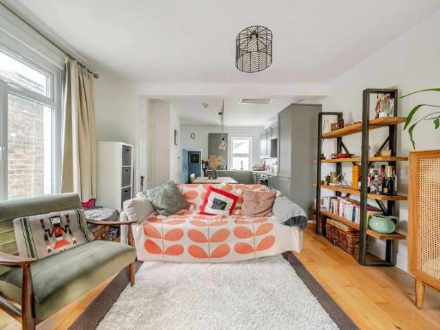 Flat for sale in Strawberry Hill, Greater London