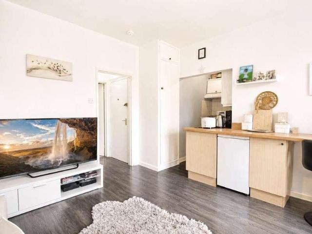 Flat for sale in Westborough, Surrey