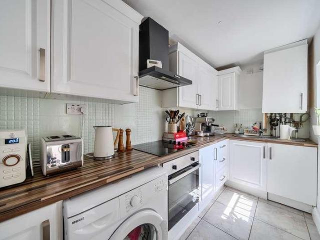 Flat for sale in Finsbury Park, Greater London