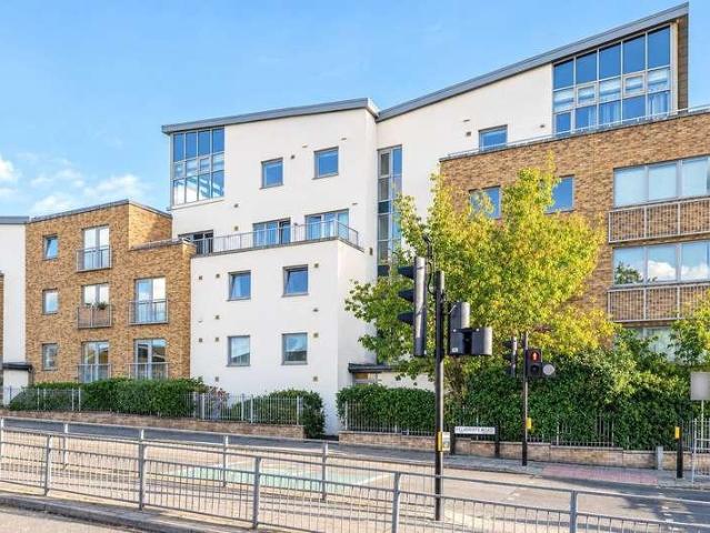 Flat for sale in Royal Borough of Kingston upon Thames, Greater London
