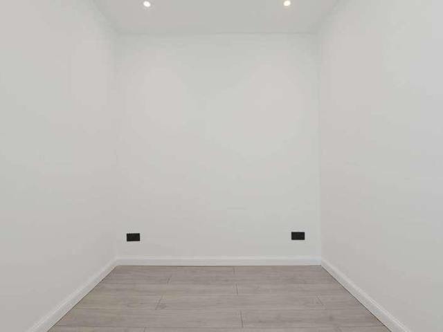 Flat for sale in Leith, Scotland