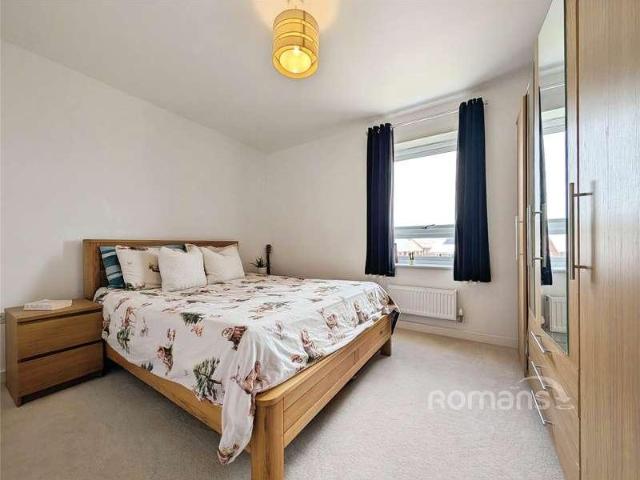 Flat for sale in Shinfield