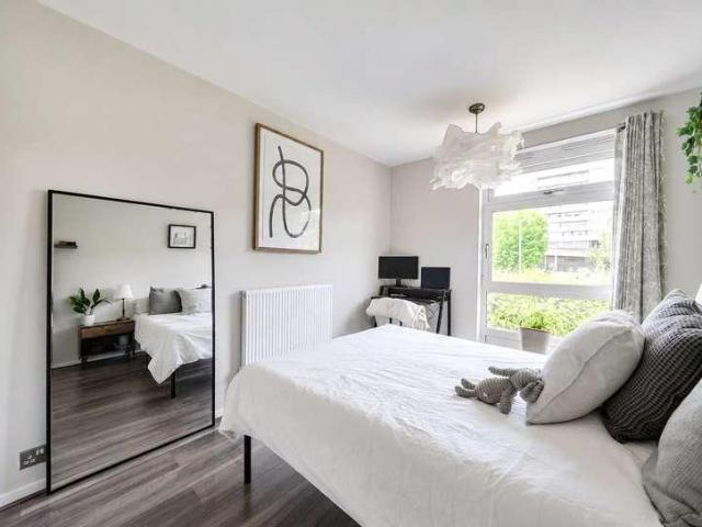 Flat for sale in Southfields, Greater London