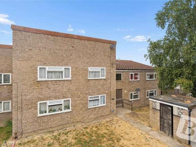 Flat for sale in Laindon, Essex
