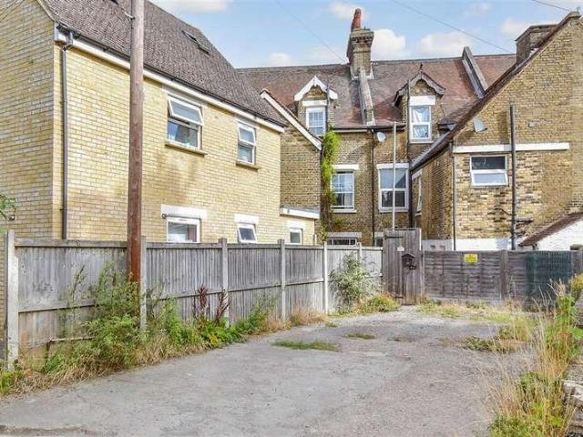 Flat for sale in Strood