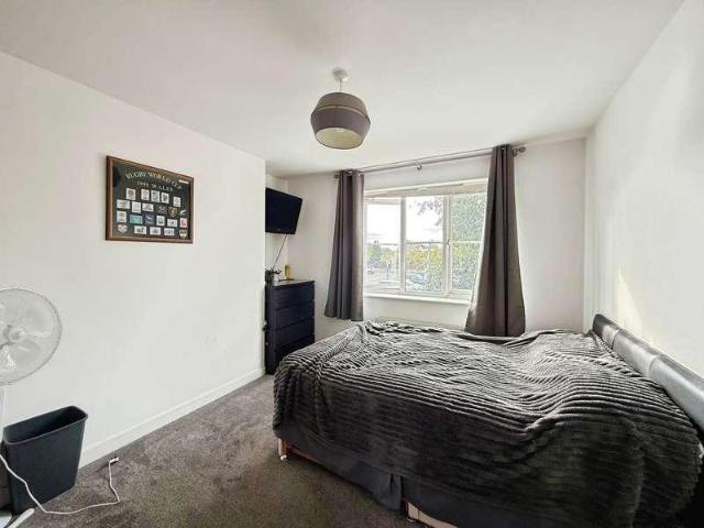 Flat for sale in Buckler's Park, Crowthorne