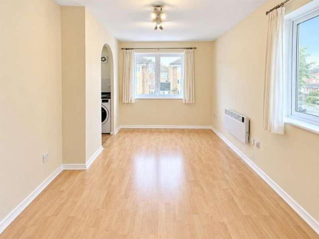 Flat for sale in London Borough of Hounslow, Greater London