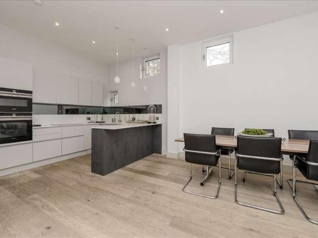 Flat for sale in Shepherd's Bush, Greater London
