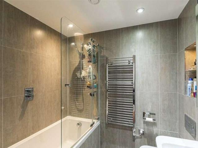 Flat for sale in Battersea, Greater London