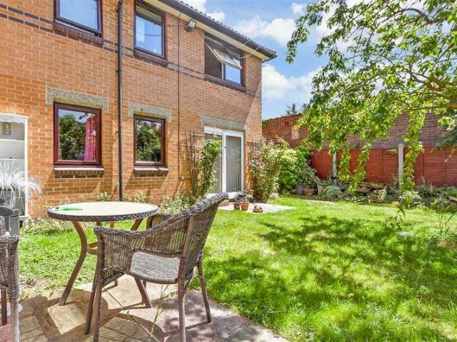 Flat for sale in Marks Gate, Greater London