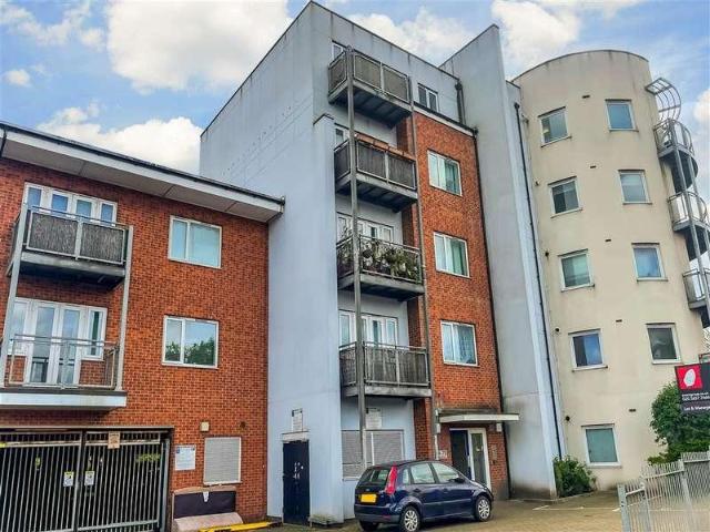 Flat for sale in North End, Greater London