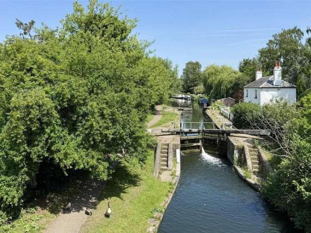 Flat for sale in Batchworth, Hertfordshire