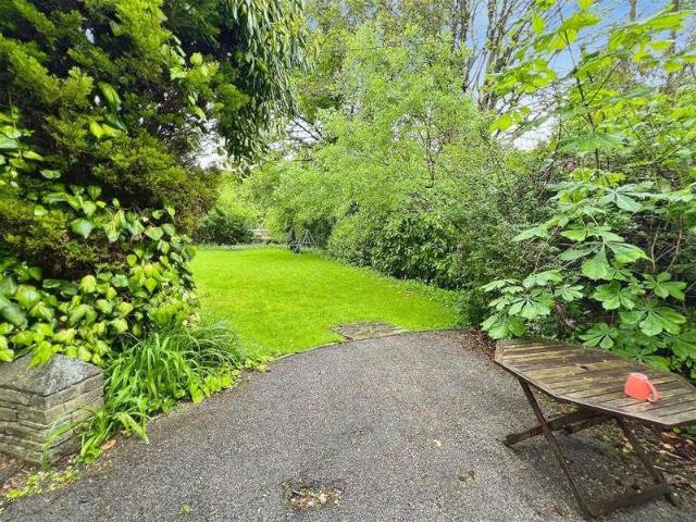 Flat for sale in Frizinghall, West Yorkshire