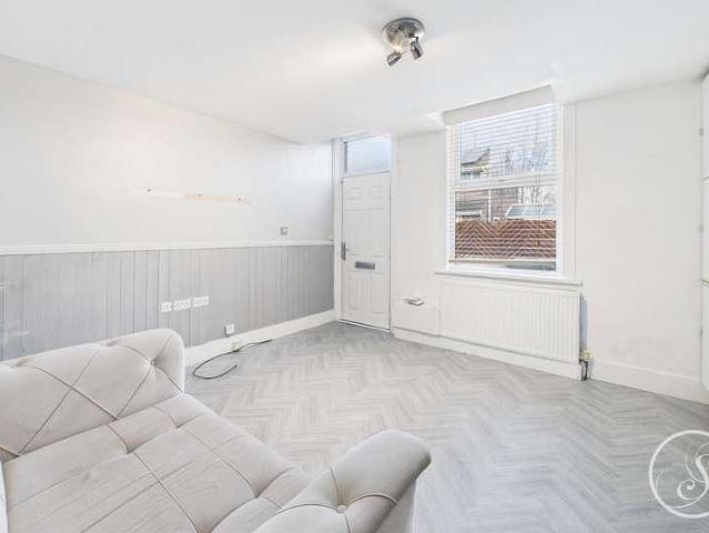 Flat for sale in Armley, West Yorkshire