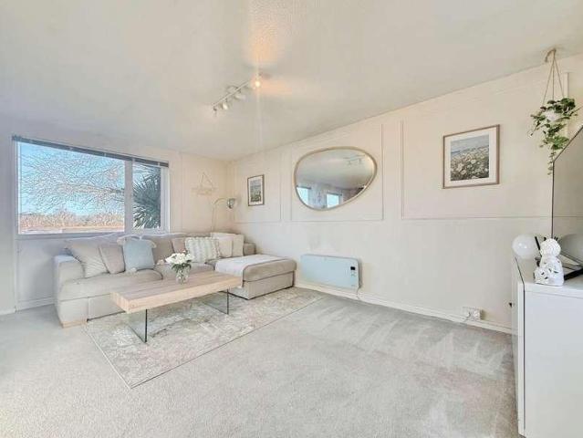 Flat for sale in Easthampstead, Bracknell