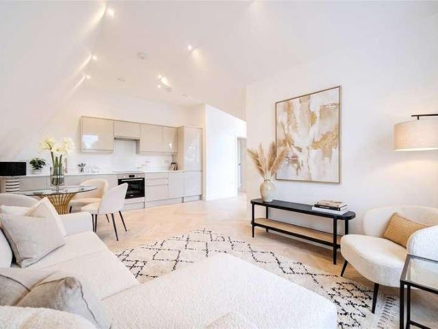 Flat for sale in London Borough of Ealing, Greater London