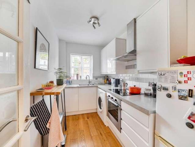 Flat for sale in Harrow Weald, Greater London