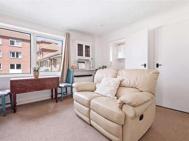 Flat for sale in Alton Barnes, Essex