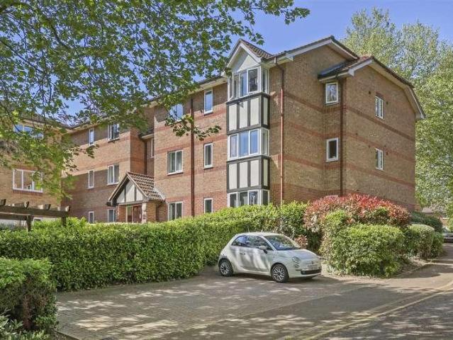 Flat for sale in Ivy Chimneys, Epping