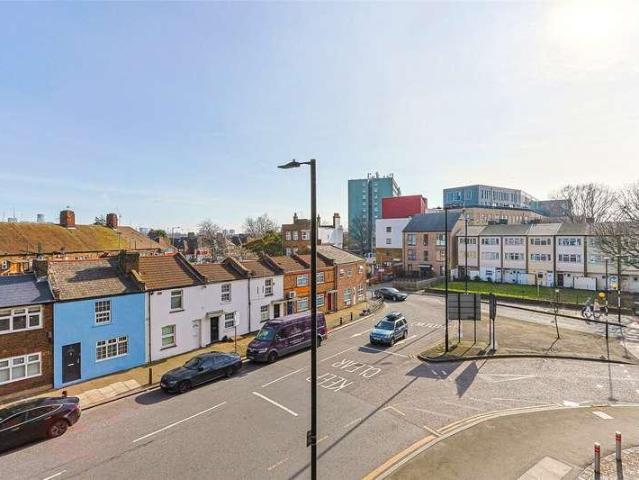 Flat for sale in London Borough of Ealing, Greater London