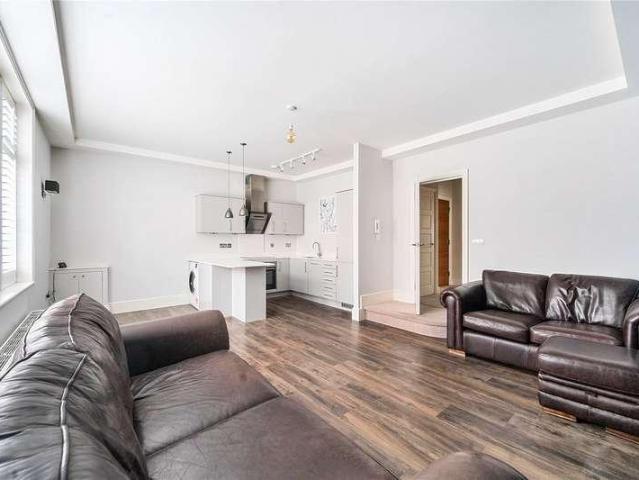 Flat for sale in Fole, Surrey