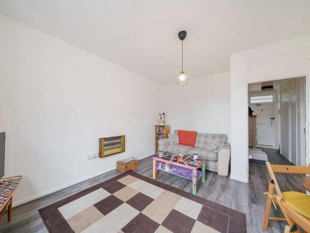 Flat for sale in Stockwell, Greater London