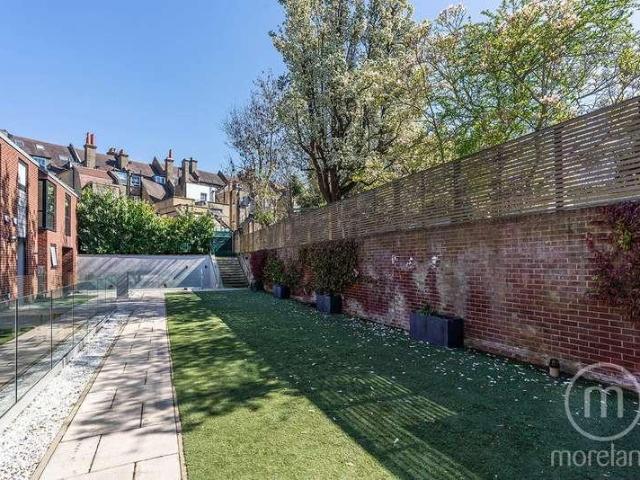 Flat for sale in Golders Green, Greater London