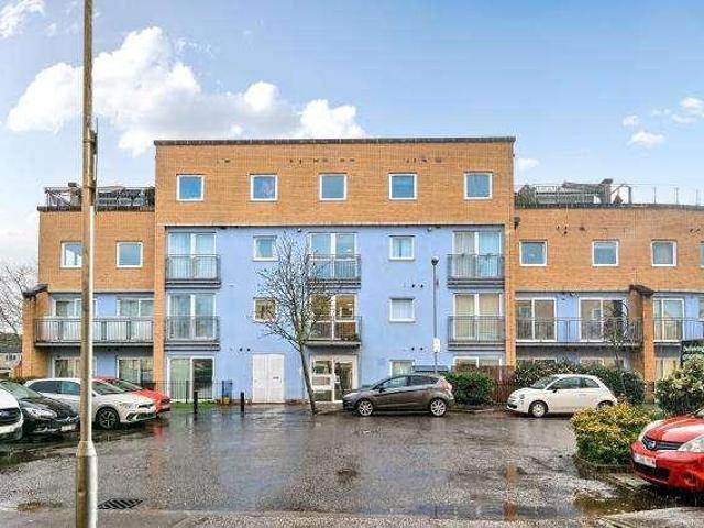 Flat for sale in London Borough of Hounslow, Greater London