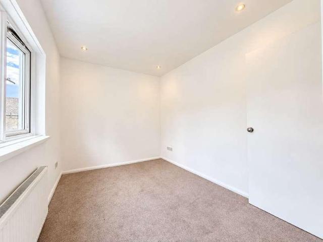 Flat for sale in Harlesden, Greater London