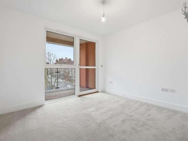 Flat for sale in Old Ford, Bow