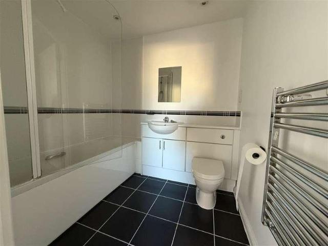 Flat for sale in London Borough of Hounslow, Greater London