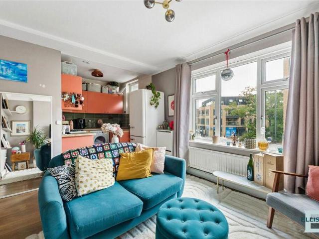 Flat for sale in Palmers Green, Greater London